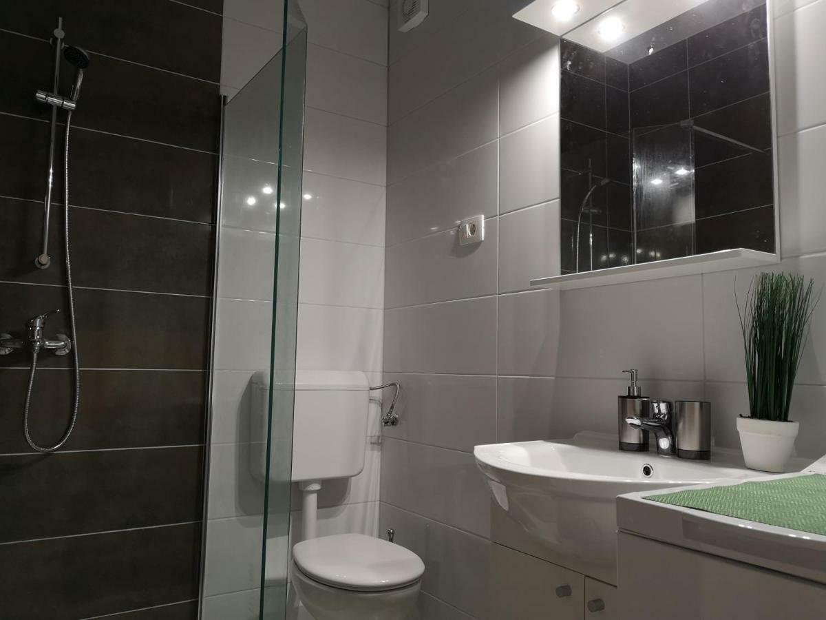 Stinjan: Modern Relaxing Pula